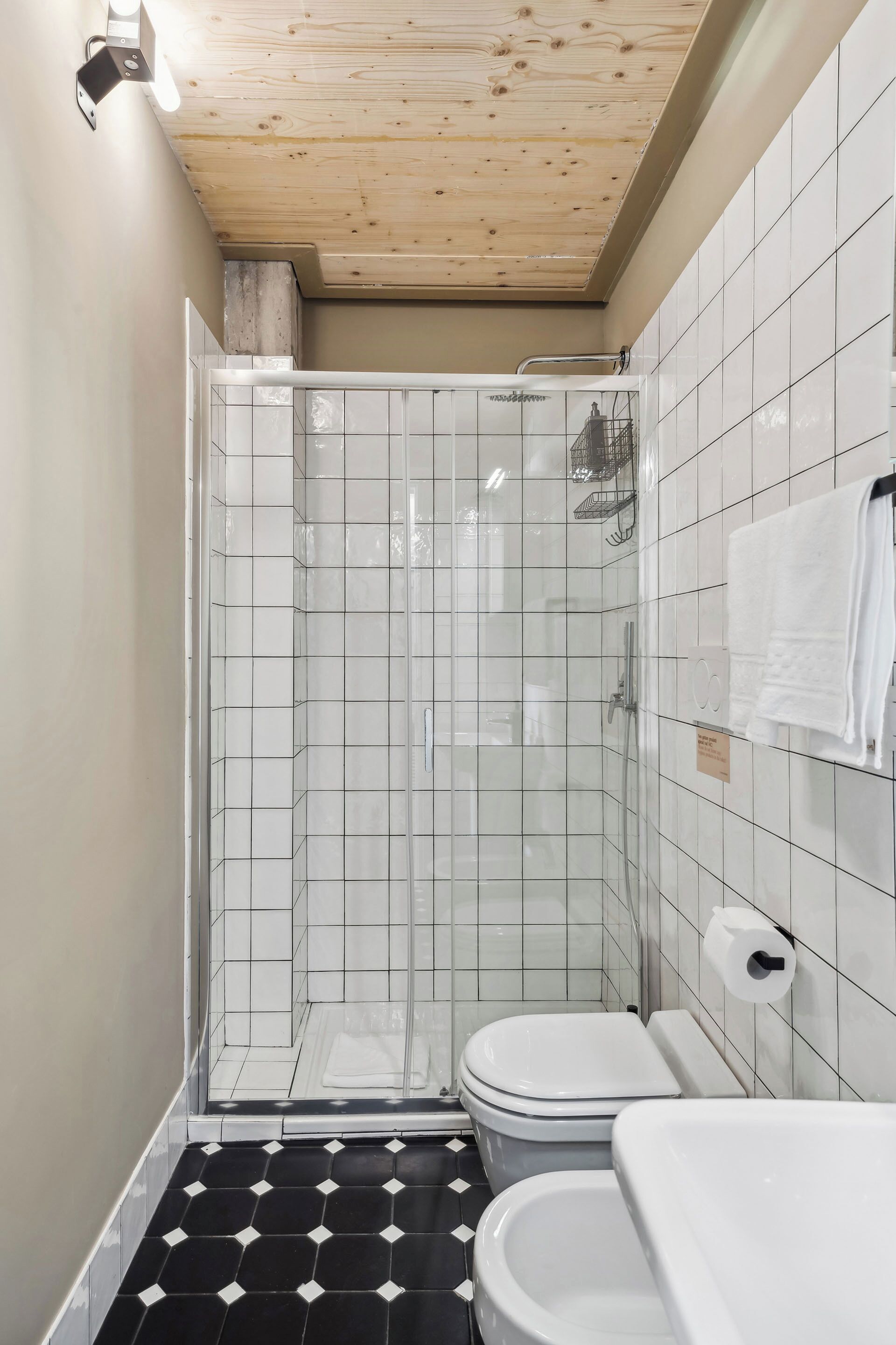 Un baño con ducha, inodoro y lavamanos.