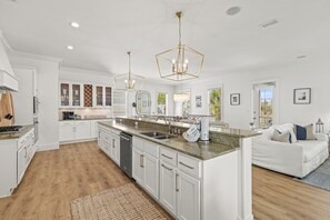 Kylskåp, mikrovågsugn, ugn och spishäll