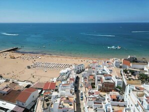 Plage, chaises longues