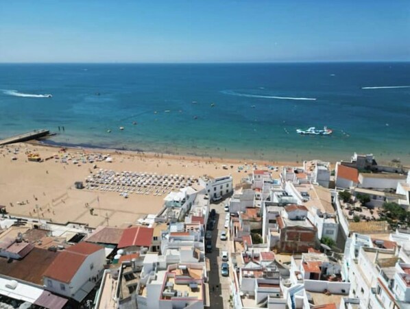 Sulla spiaggia, lettini da mare