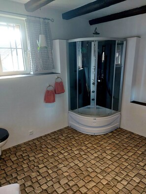 Dusche, Haartrockner, Handtücher, Seife