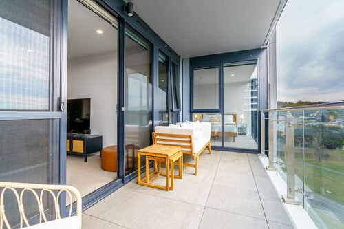 Urban Apt in Phillip | 9mins to Canberra Hospital