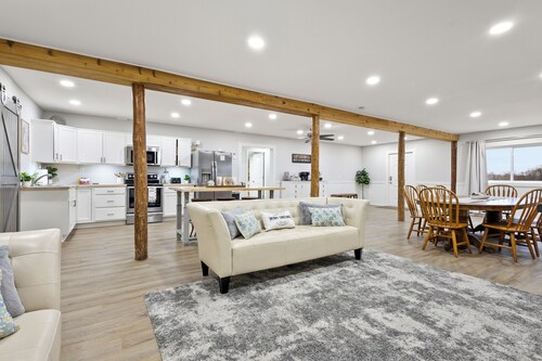 8BR Private Barndominium Getaway + Near Liberty