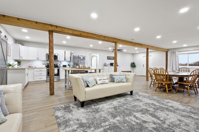 8BR Private Barndominium Getaway + Near Liberty