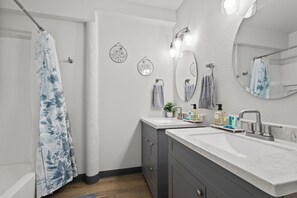 Dusche, Haartrockner, Handtücher, Seife