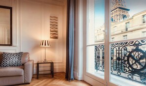 Interior - Unique view of the Eiffel Tower, only 2 minutes' walk away (Paris)