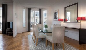 Interior - Unique view of the Eiffel Tower, only 2 minutes' walk away (Paris)