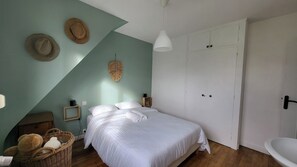 4 bedrooms, travel crib, free WiFi, bed sheets