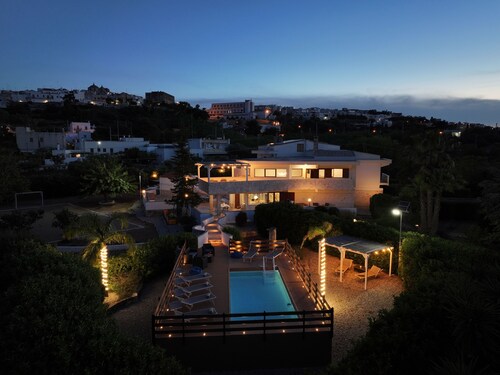 Beautiful Villa with swimming pool, relaxation area, fitness area, equipped with all amenities