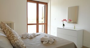 5 habitaciones, tabla de planchar con plancha, cuna de viaje y wifi