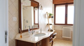 Hårtørrer, bidet, håndklæder, Sæbe