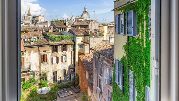 A view of a densely packed urban area with historic buildings, some with visible balconies and shutters. - Vetrina Roma - Stay in Luxury (Roma)