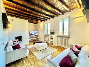 Smart TV, books - Vetrina Roma - Stay in Luxury (Roma)
