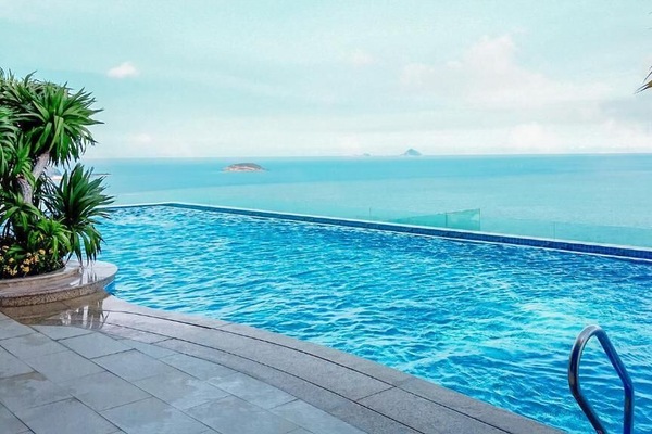 Indoor/outdoor pool