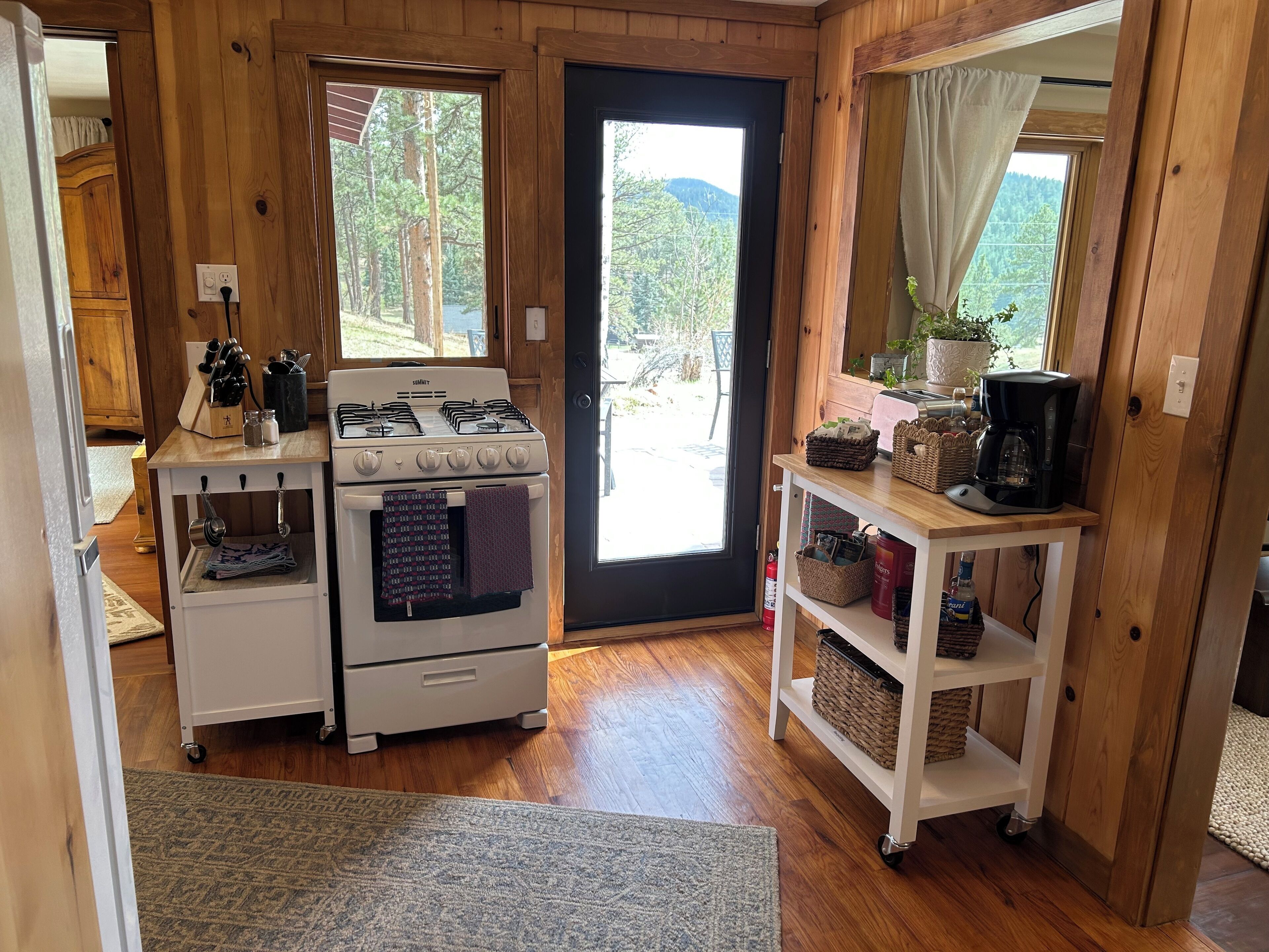 Een koelkast, een magnetron, een oven, een kookplaat