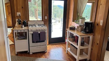 Een koelkast, een magnetron, een oven, een kookplaat