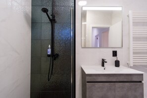 Ducha, secador de pelo y toallas