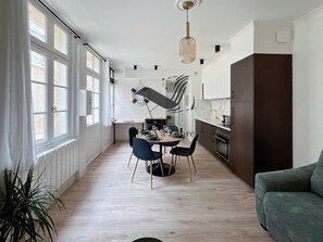 Enjoy a bright and airy living space with a dining area and fully equipped kitchen.