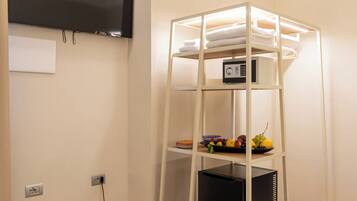 Familien-Vierbettzimmer | Zimmersafe, Schreibtisch, Verdunkelungsvorhänge, schallisolierte Zimmer