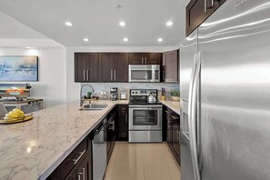 Een koelkast, een microgolfoven, een oven, een kookplaat