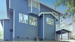 Une maison à deux étages avec un porche avant couvert et un petit balcon.