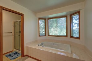 Dusche, Whirlpool, Haartrockner, Bidet