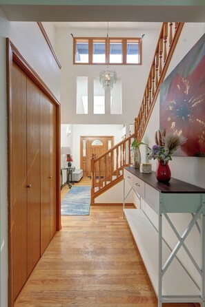 Interior - Entire 5bd home in Des Moines Close Redondo Beach Park (Des Moines)