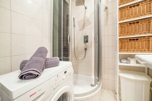 Sèche-cheveux, serviettes fournies, savon, papier toilette