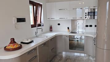 Microonde, forno, piano cottura, lavastoviglie