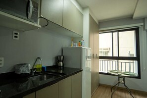 Estudio, vista a la ciudad | Cocina privada | Microondas 