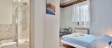 Comfort Suite, City View | Bathroom | Shower, free toiletries, hair dryer, towels