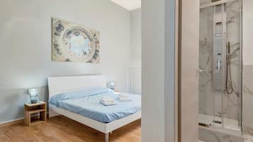 Douche, articles de toilette gratuits, sĂšche-cheveux