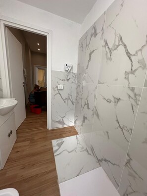 Shower, free toiletries, hair dryer, towels - REDAMARE SUITES (La Spezia)