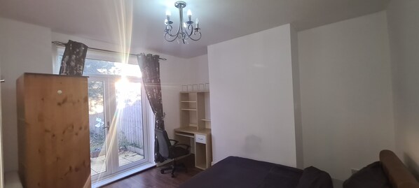 5 chambres, fer et planche à repasser, Wi-Fi, draps fournis