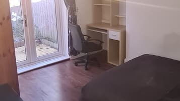 5 bedrooms, iron/ironing board, WiFi, bed sheets
