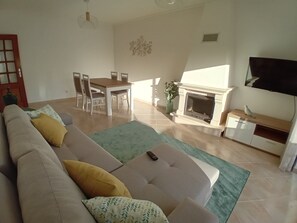 TV, fireplace