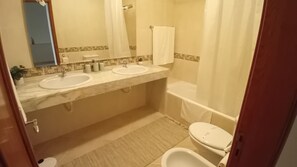 Secador de pelo, bidet, toallas, jabón