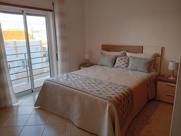 2 habitaciones, tabla de planchar con plancha y wifi gratis 