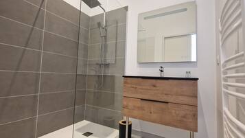 Douche, sĂšche-cheveux, serviettes fournies