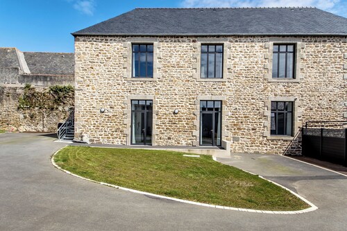 Recent apartment, bright, spacious, quiet and comfortable.