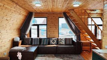 Luxury Cottage, Lanai, Mountain View | Living area