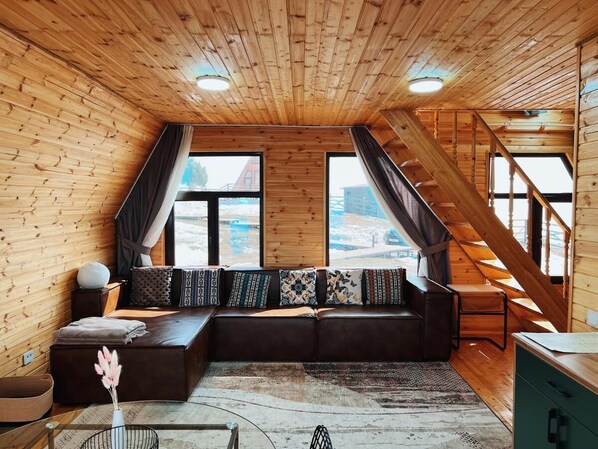 Luxury Cottage, Lanai, Mountain View | Living area