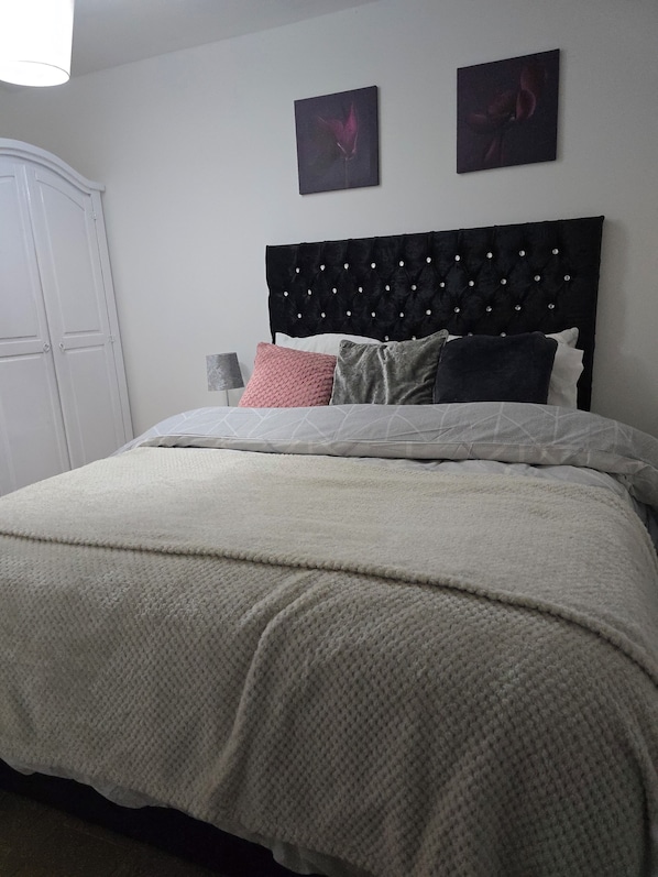 House | 1 bedroom, free WiFi, bed sheets - Emerald Apartment With Triple A Star Proximity (London)
