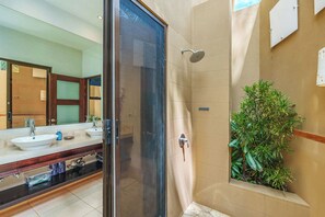 Dusche, Haartrockner, Handtücher, Seife