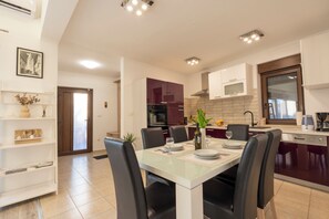 Fridge, microwave, oven, stovetop - Beautiful HOUSE NICOLE, swimming pool, fenced yard, BBQ, perfect for families (Galižana)