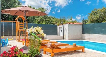 Beautiful HOUSE NICOLE, swimming pool, fenced yard, BBQ, perfect for families