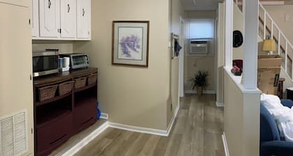 2-bedroom Carriage House in downtown Topeka - AC high speed Wi-Fi & parking