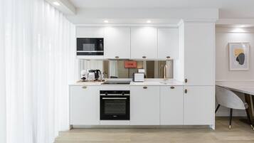 Frigorífico, microondas, horno y lavavajillas