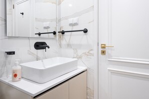 Dusj, hårføner, håndklær og såpe