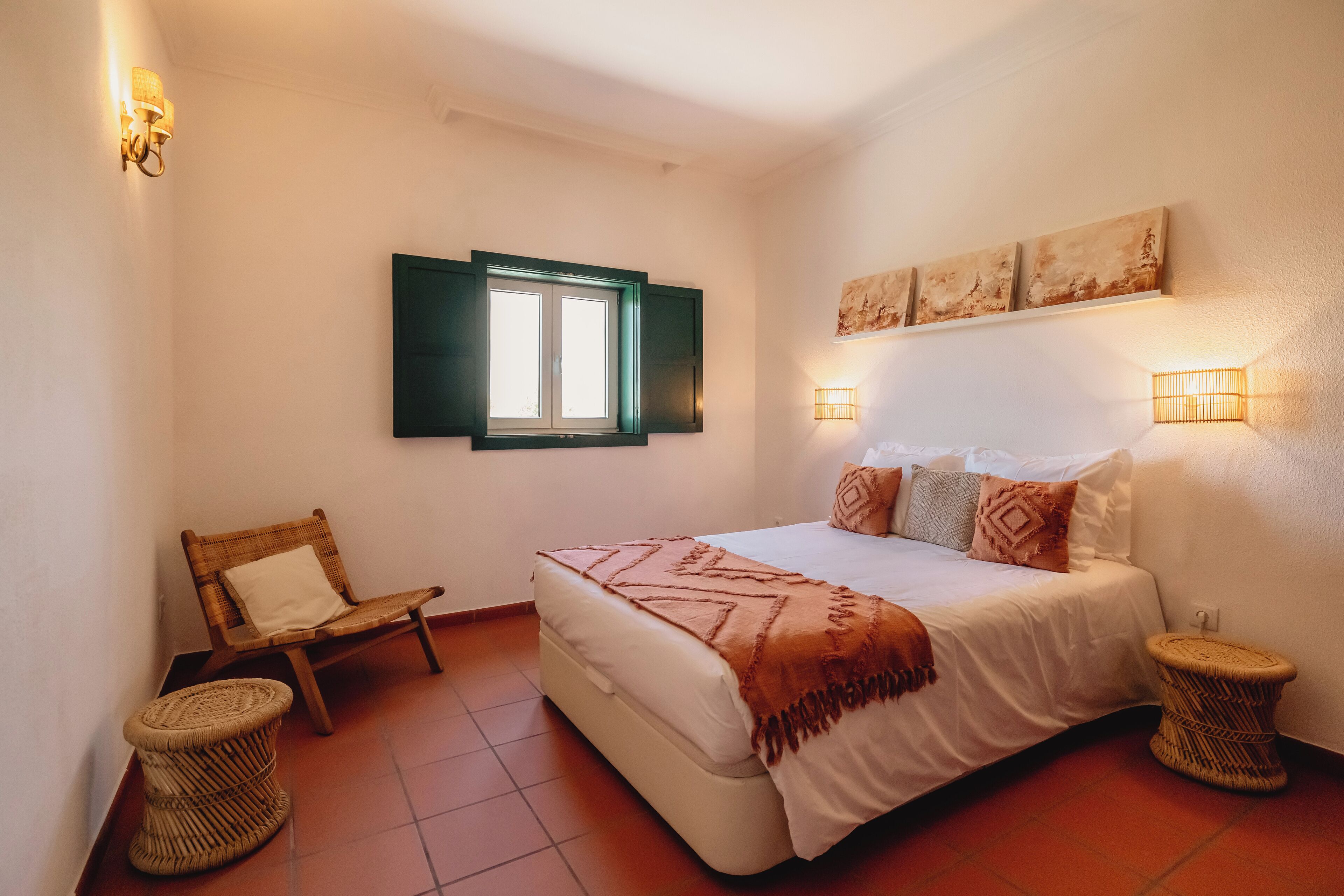 7 bedrooms, iron/ironing board, WiFi, bed sheets